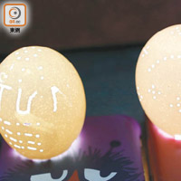 將蛋雕放在手機電筒上作電子燈罩，可成為今個中秋節別具一格的特色燈籠。