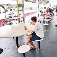 新加坡民眾因寨卡疫情而減少外出，當地露天食肆顯得冷清。（新加坡海峽時報圖片）