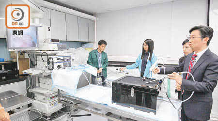 趙偉仁（右）示範使用新技術可保持腹腔鏡清晰。（陳德賢攝）