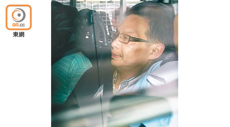 被告莊鴻石昨由警車解往法院應訊。