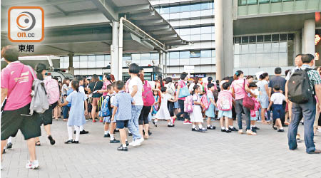 逾百跨境學童昨晨在深圳灣口岸排隊等候校車保母接送過關。