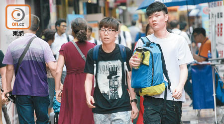 香港青年生活質素指數較上一年度低，當中政治範疇跌幅最大。（袁志豪攝）