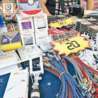 荃灣<br>一間臨時舖內有售賣廉價電子產品、鑰匙扣及玩具。