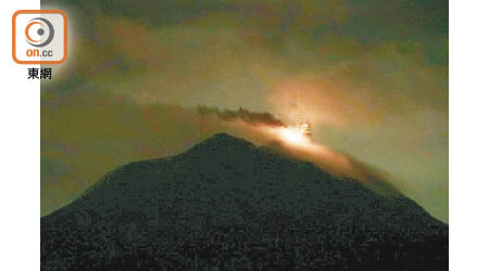 發射站山頭火光熊熊，夜空通紅。（讀者提供）