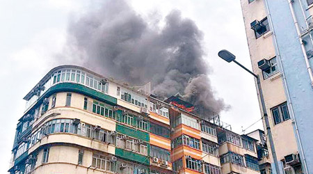 天台屋猛烈焚燒，濃煙沖天。（網民Li Pak Wing 圖片）