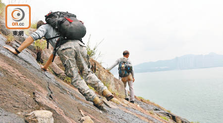 魔鬼山峭壁陡斜，山岩光禿禿。