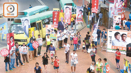 今屆立法會地區直選選情激烈，各候選人均出動大批助選員拉票。