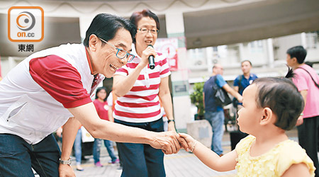 放棄競逐連任的陳婉嫻（中）親身落區為黃國健（左）助選。（黃仲民攝）