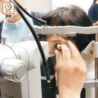 激光治療前，眼睛要放置放大鏡，瞄準患處。