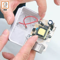 充電器的電極末端金屬外露，容易熔化折斷，造成漏電（圓圈示）。