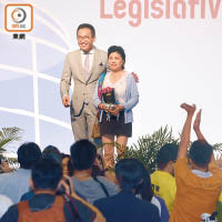 成功連任的楊岳橋（左），與低票落選的陳玉娥（右）合照。（蕭毅攝）