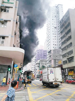 地盤棚架着火，冒出大量濃煙。（互聯網圖片）