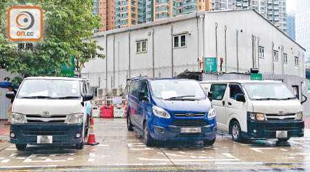 客貨車一度停在地盤出入口。（趙瑞麟攝）