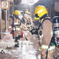 雨灑冒蒸氣一度以為死灰復燃，消防員到場調查。（黃永健攝）