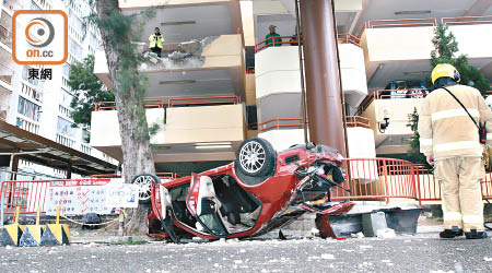 肇事車輛當天撞穿停車場圍牆墮地反轉。