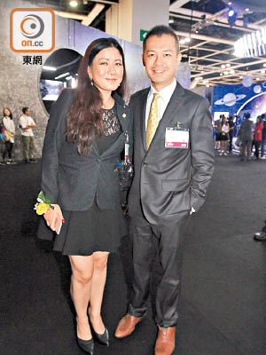 劉燊濤（右）自爆囝囝幾個月大就學做BB Gym，旁為香港鐘表業總會副主席黃雅芝。