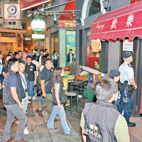 警方在元朗區進行反罪惡行動，大批警員在安樂路一帶酒吧查牌。（胡德良攝）