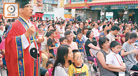 黃大仙昨舉行「上契」儀式，三百多名孩童參與。（何天成攝）