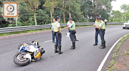 肇事電單車撞欄後滑行廿五米橫擱路中。（郭垂垂攝）