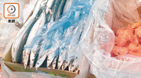 旺角亞皆老街<br>多盒大蝦及秋刀魚等急凍海鮮，「偷雞」放置在紙皮箱及發泡膠箱內出售。