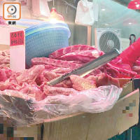 旺角奶路臣街<br>以紙皮箱盛載的急凍豬扒、豬手及豬骨等，被放在舖外擺賣。
