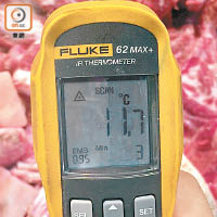 記者使用紅外線溫度計量度凍肉表面溫度，發現約攝氏十二度。