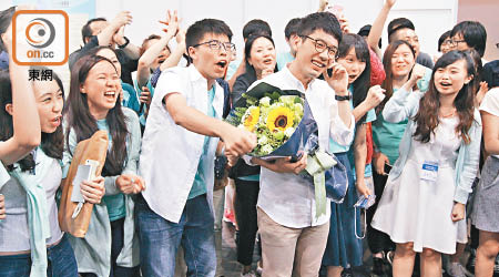 羅冠聰（持花者）代表香港眾志參選立法會並當選，但香港眾志仍未獲批公司註冊。（資料圖片）