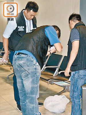 澳門司警在機場入境大堂懷疑縱火的地點調查取證。