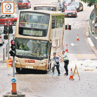今年五月，觀塘協和街鹹水管爆裂，途經的巴士車尾傾側。