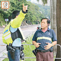 司機（右）協助警員調查。（陳浩然攝）