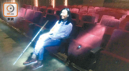 朱麗萍在劇院內玩光繪，希望為作品添上幾分夢幻感覺。