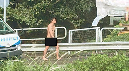 裸男一度衝出馬路。（互聯網圖片）