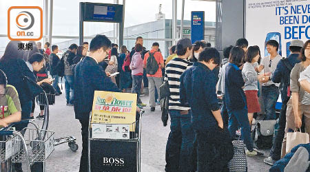 前往東京的國泰航班CX504延誤逾四小時，影響近三百名乘客，部分人一度鼓譟。（讀者陳先生提供）