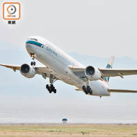 前往東京的國泰航班CX504因技術故障需要維修，飛機型號為波音777-300。（資料圖片）