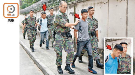 警員將三名涉嫌非法入境案的越南人（箭嘴示）帶署。（黃永健攝）