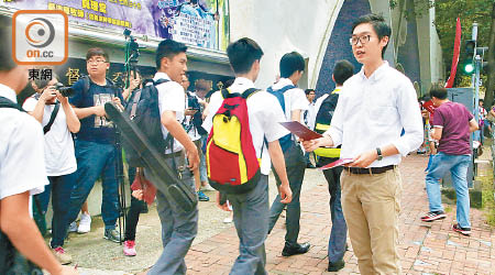 香港民族黨召集人陳浩天（右）在油麻地校區派發港獨傳單。（陳嘉順攝）