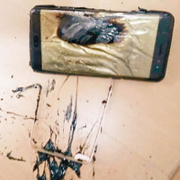 手機出現一個大窿，邊框亦炸斷。（互聯網圖片）
