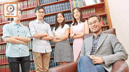 香港大學與倫敦大學學院合辦法律雙學位課程，該課程本地學額僅得五個。右一為溫文灝，左一為張恩華。（胡家豪攝）