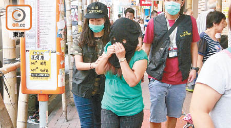 當場拘捕五十一歲持有香港身份證的越南籍女子。