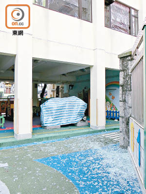 元朗<br>元朗俊賢坊石油氣罐爆炸翌日，幼稚園的窗戶玻璃碎片，仍未被清理。