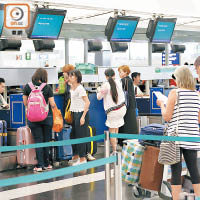 國泰及港龍寄艙行李新政策暗藏兩大陷阱，乘客隨時要多付行李費。