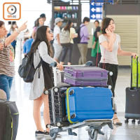 旅客外遊購買手信令回程行李數目倍增，寄艙要另收費最感不值。（陳章存攝）