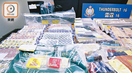 本港警方是次搜查超過三千五百個地點， 檢獲大批武器、賭具。（何駿軒攝）