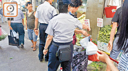 食環署人員昨早在深水埗一帶執法。（高嘉業攝）