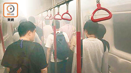 演習模擬列車在駕駛途中因冷氣系統故障冒煙。