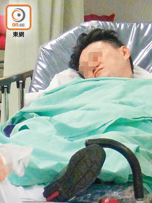 被捕男乘客送院治理。（張曉楠攝）