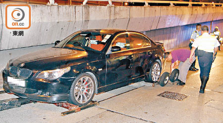 警員將寶馬房車拖走扣驗。（胡德威攝）