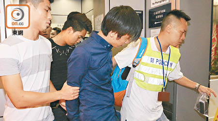 兩名越南人蛇被押返警署。（高潤榮攝）