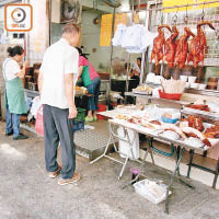 有燒臘店將食物放在行人路上，但沒有被罰。 （何天成攝）