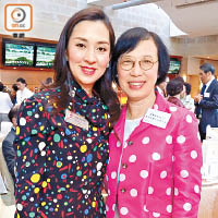 鄧宣宏雁（左）同食衞局副局長陳肇始不約而同穿上印有波點的服飾。